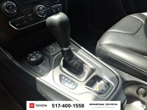 Used 2019 Jeep Cherokee Trailhawk w/ Cold Weather Group AWD/4WD image 23
