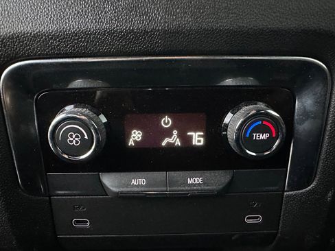 Used 2025 Chevrolet Suburban Z71 image 27