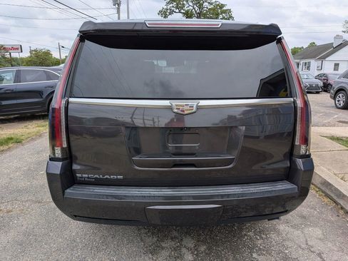 Used 2017 Cadillac Escalade Platinum AWD/4WD image 4