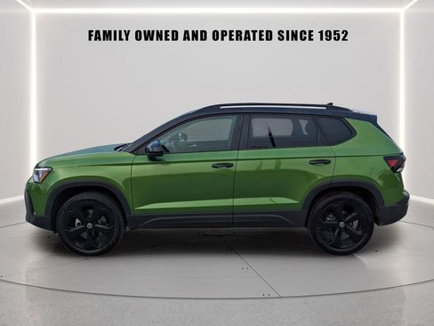 Certified 2025 Volkswagen Taos SE image 3