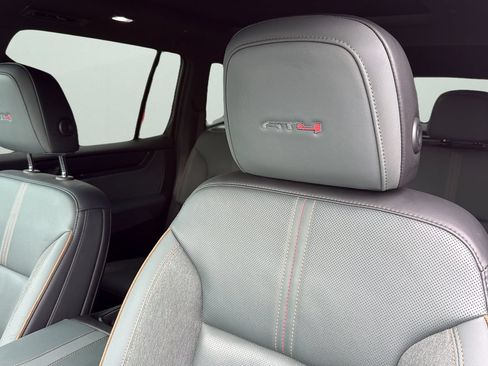 Used 2024 GMC Acadia AT4 w/ Luxury Package AWD/4WD image 9