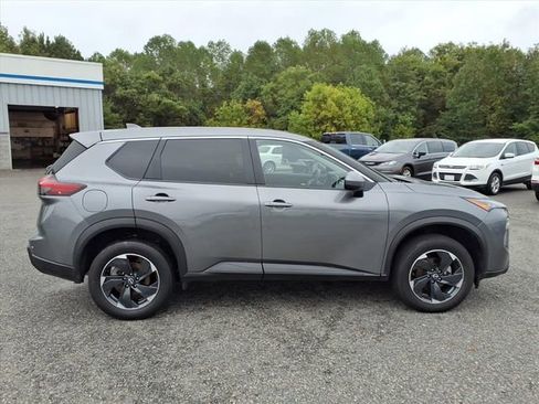 Used 2024 Nissan Rogue SV image 6