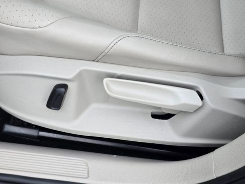 Used 2018 Volkswagen Golf SE image 24