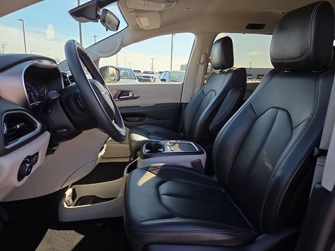 Used 2023 Chrysler Pacifica Touring-L image 17