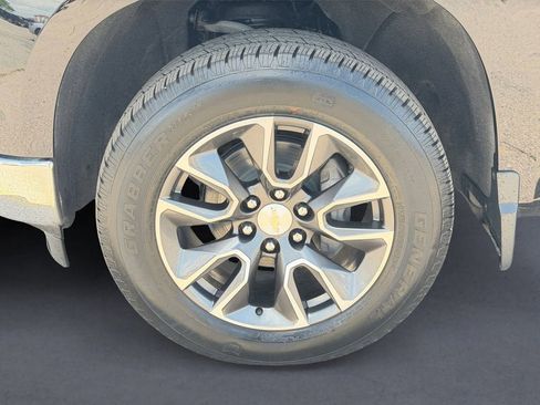 Used 2022 Chevrolet Silverado 1500 LT AWD/4WD image 9