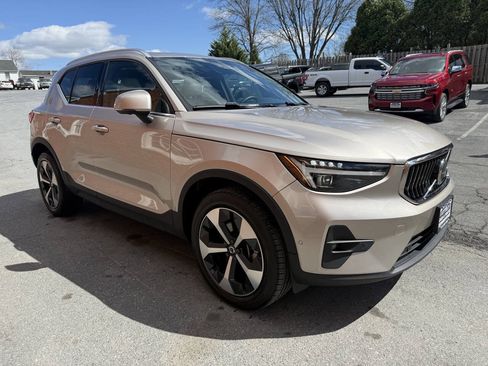 Used 2024 Volvo XC40 B5 Plus AWD/4WD image 4