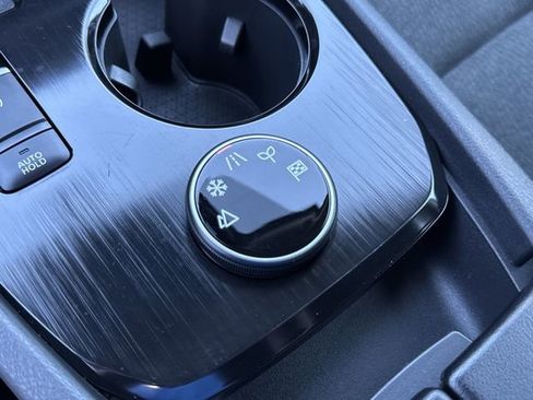 Used 2024 Nissan Rogue SV image 32