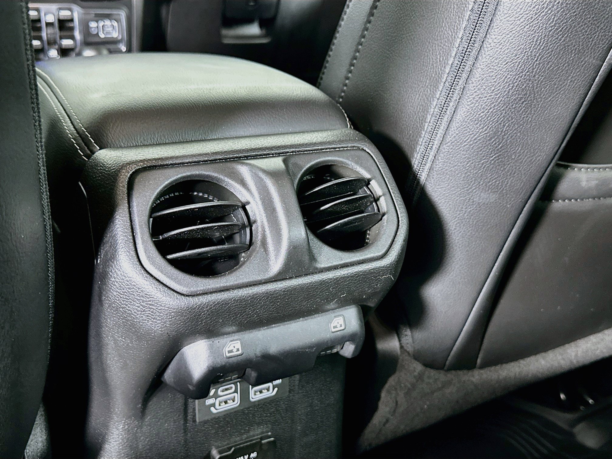 Used 2023 Jeep Wrangler Unlimited Sahara w/ Cold Weather Group AWD/4WD image 27