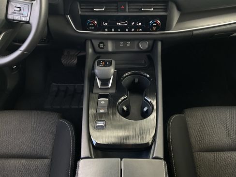 Used 2025 Nissan Rogue SV FWD image 13