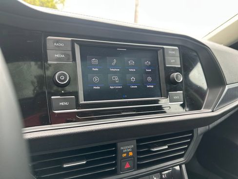 Certified 2023 Volkswagen Jetta SE w/ Panoramic Sunroof Package FWD image 9