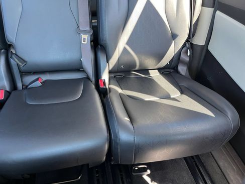 Used 2023 Kia Carnival LX FWD image 34