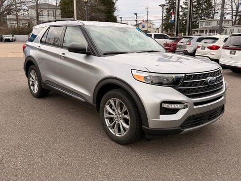 Used 2021 Ford Explorer XLT w/ Equipment Group 202A image 2