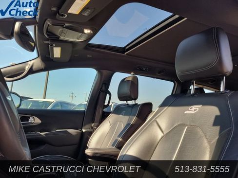 Used 2024 Chrysler Pacifica Limited w/ Uconnect Theater Family Group FWD image 23