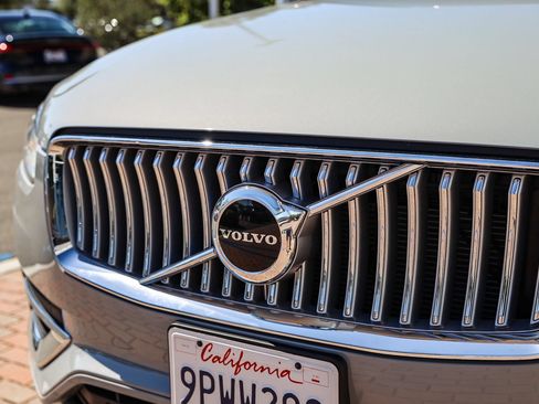 Used 2025 Volvo XC90 B5 Core w/ Protection Package Premier AWD/4WD image 13