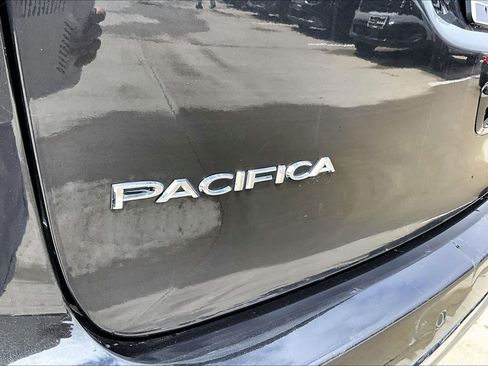 Used 2023 Chrysler Pacifica Limited FWD image 30