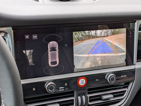 Certified 2026 Porsche Macan AWD/4WD image 17