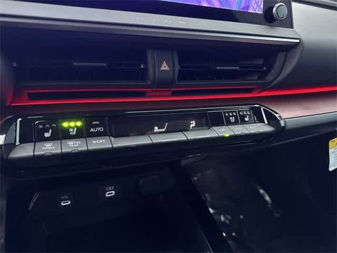 Used 2025 Toyota Prius Plug-In Hybrid image 23