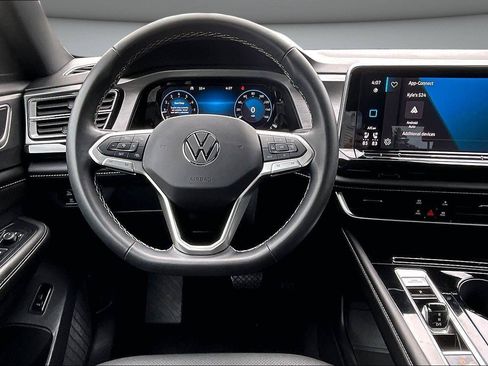 Used 2025 Volkswagen Atlas Cross Sport SE FWD image 9