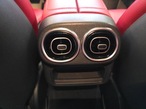 Used 2024 Mercedes-Benz GLC 300 4MATIC image 23