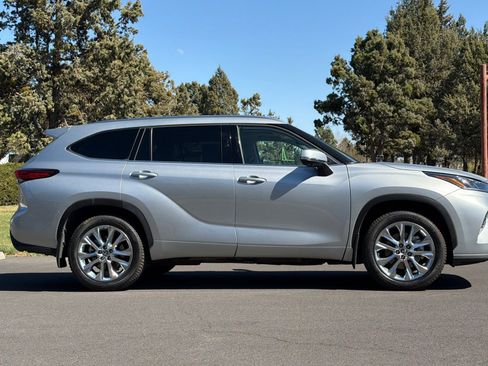 Used 2023 Toyota Highlander Limited image 3