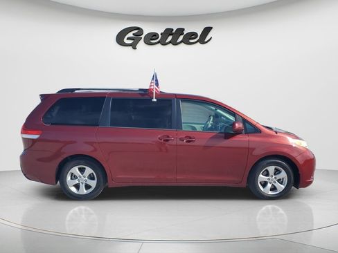 Used 2013 Toyota Sienna LE w/ Towing Pkg image 3