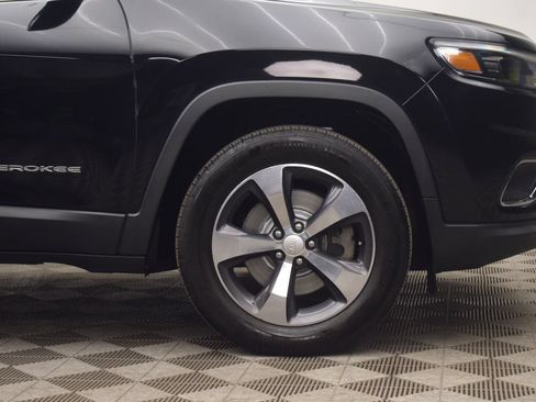 Used 2019 Jeep Cherokee Limited AWD/4WD image 32