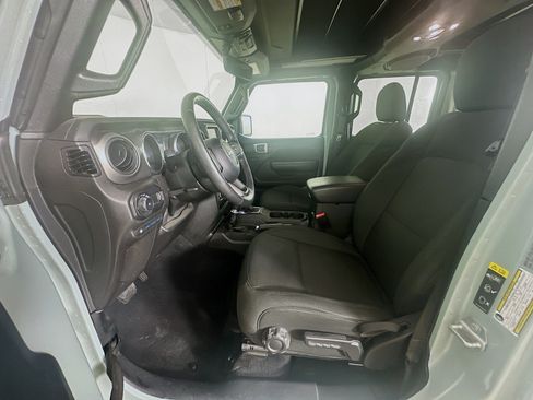 Used 2023 Jeep Wrangler Unlimited w/ Sun & Screen Package AWD/4WD image 13