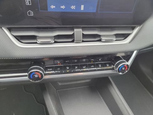 Used 2025 Chevrolet Equinox LT w/ Convenience Package II image 18