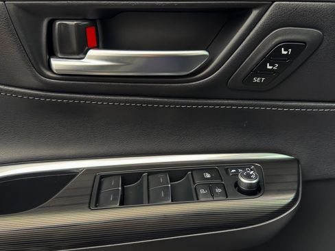 Used 2022 Toyota Venza Limited image 28