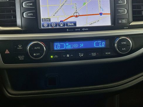 Used 2018 Toyota Highlander SE FWD image 24