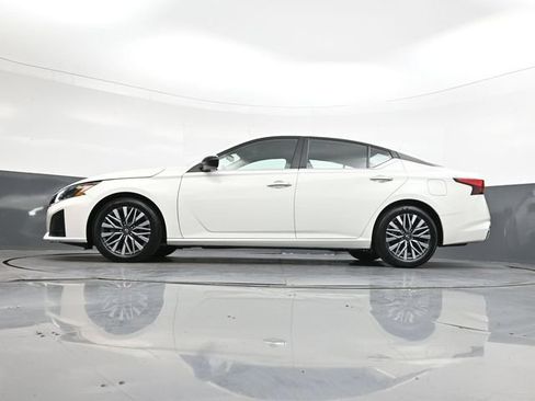 Used 2025 Nissan Altima 2.5 SV FWD image 38