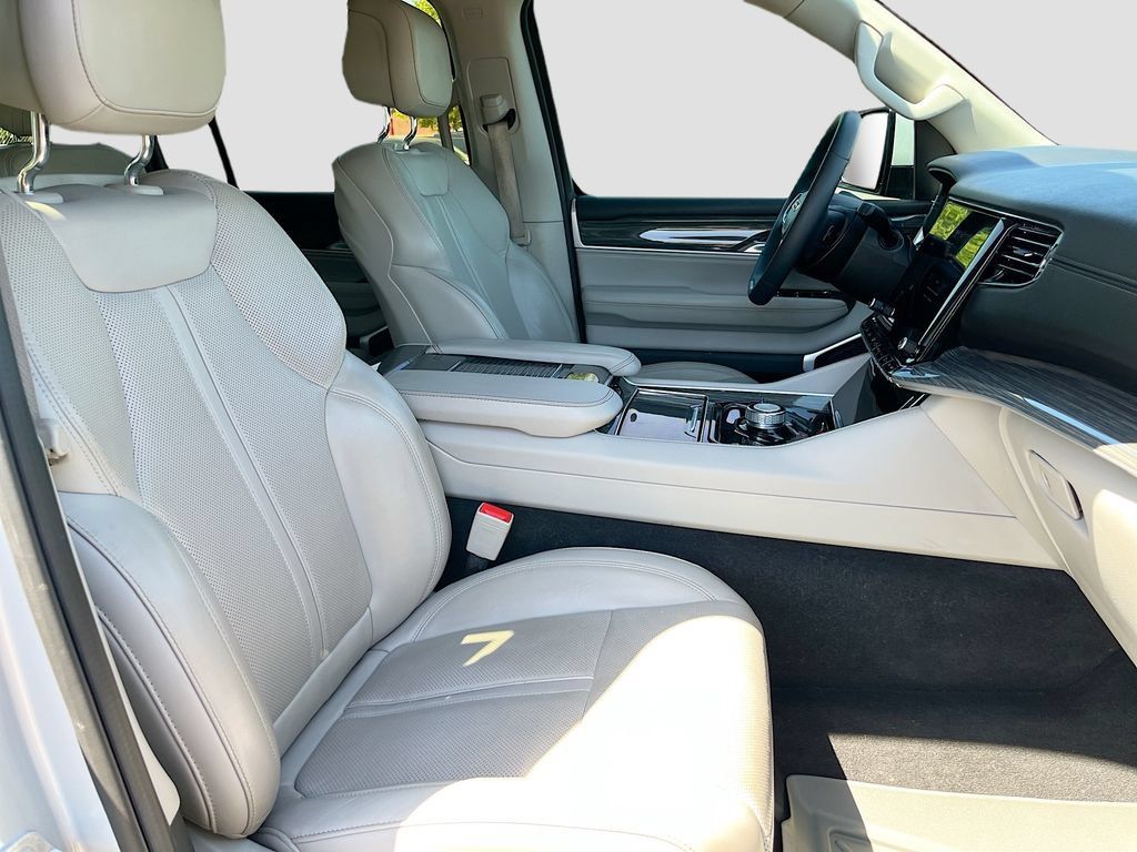 Used 2022 Jeep Wagoneer Series II AWD/4WD image 30