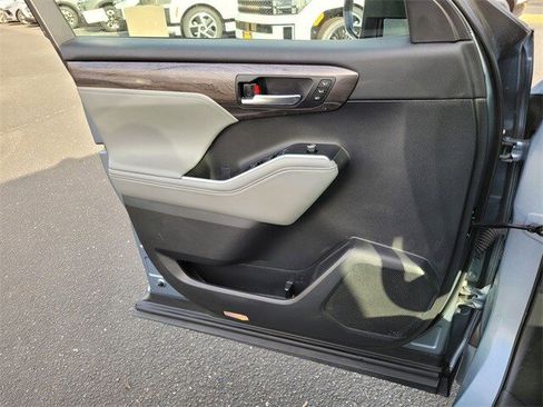 Used 2021 Toyota Highlander Limited image 27