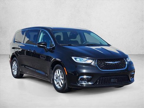 Used 2023 Chrysler Pacifica Touring-L FWD image 3