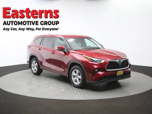 Used 2023 Toyota Highlander LE AWD/4WD image 50