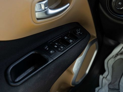 Used 2019 Jeep Renegade Latitude w/ Cold Weather Group AWD/4WD image 12