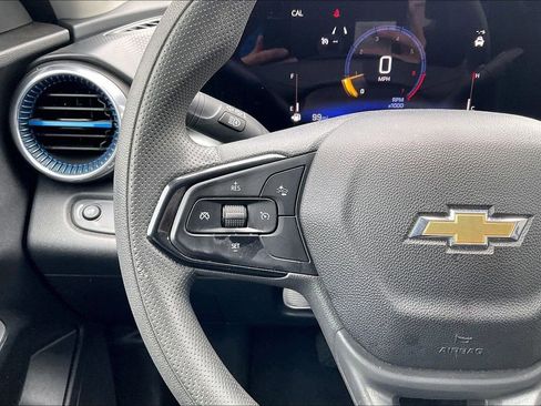 Used 2025 Chevrolet Trax LT FWD image 18
