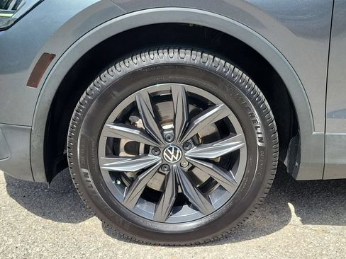 Used 2022 Volkswagen Tiguan SE w/ Panoramic Sunroof Package FWD image 6