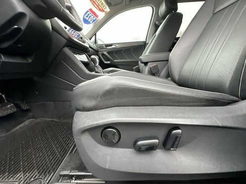 Used 2023 Volkswagen Tiguan SE w/ Panoramic Sunroof Package image 16