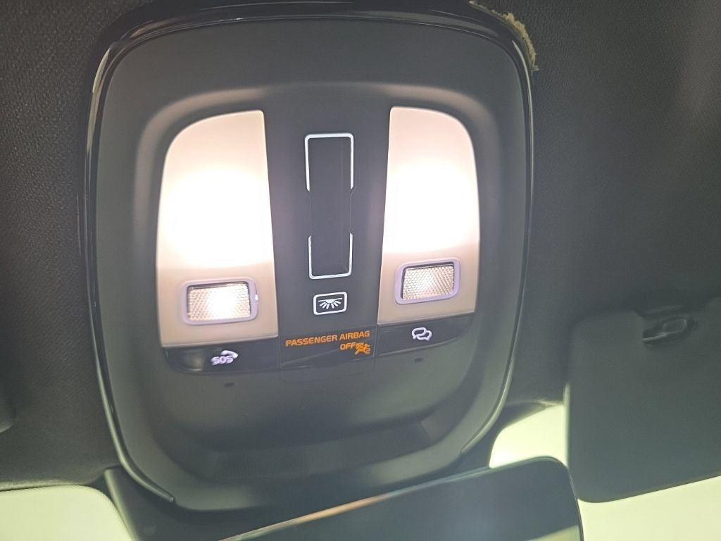 Used 2024 Volvo XC40 B5 Core AWD/4WD image 23