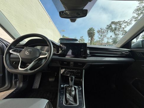 Used 2025 Volkswagen Jetta SE image 33