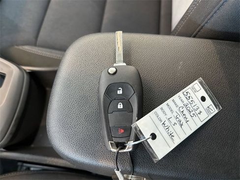 Certified 2025 Chevrolet Trax LS image 28