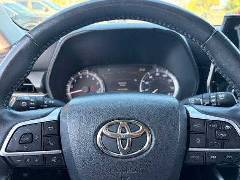 Used 2024 Toyota Highlander LE AWD/4WD image 29
