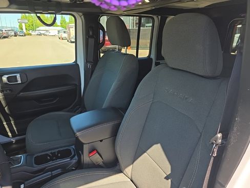Used 2024 Jeep Wrangler Unlimited Sahara w/ Technology Group AWD/4WD image 14