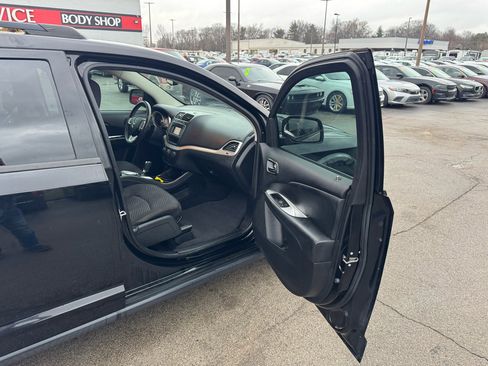 Used 2016 Dodge Journey SE w/ Flexible Seating Group image 9