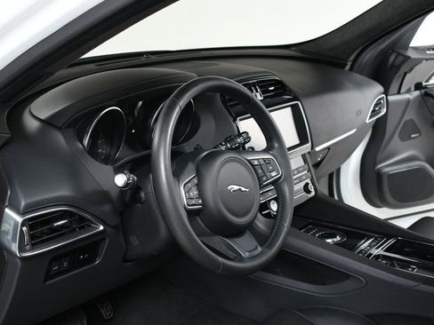 Used 2020 Jaguar F-PACE Premium image 26