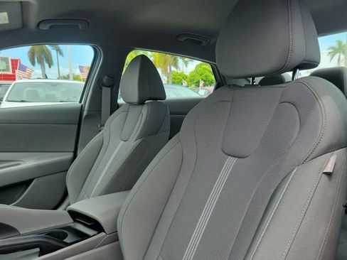 Used 2025 Hyundai Elantra SE w/ Cargo Package image 15
