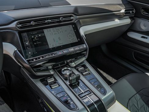 New 2025 Aston Martin Vanquish Coupe image 10