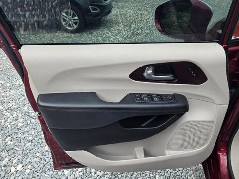 Used 2019 Chrysler Pacifica Limited w/ Advanced Safetytec Group FWD image 11