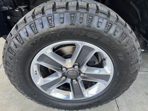 Used 2019 Jeep Wrangler Unlimited Sahara AWD/4WD image 13